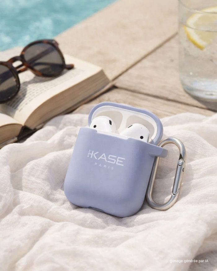 Étui AirPods lavande The Kase sur une serviette